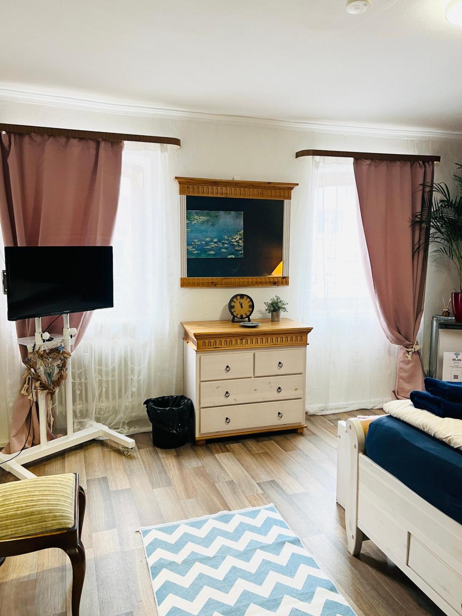 Apartment Amelie - Zimmer Mit Tv, W-Lan, Mikrowelle Und Kuehlschrank, Bad Mit Dusche Мальтердинген Экстерьер фото